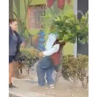 Mujer patea, abofetea y somete sobre la banqueta a un adulto mayor cerca del Mercado Jamaica