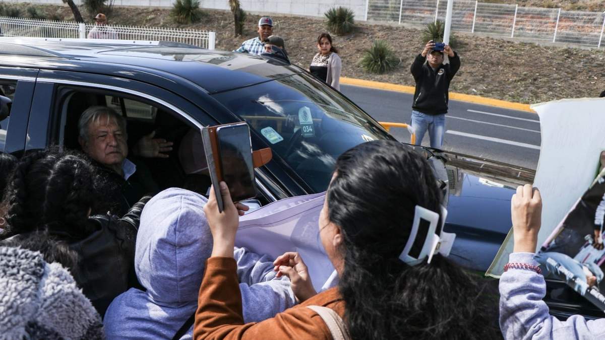 Madres buscadoras pidieron el apoyo del mandatario a las afueras del Palacio de Convenciones en Zacatecas