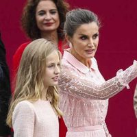La reina Letizia inspiró a su hija para llevar este outfit de invierno. ¡Igualita a mamá!