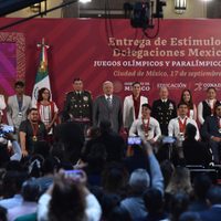 AMLO entrega estímulos económicos a deportistas que participaron en París 2024