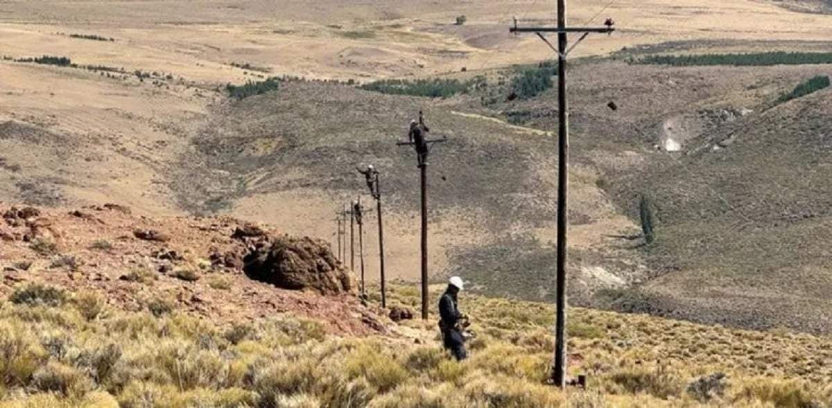Operarios del EPEN trabajaron varias horas para restablecer el servicio. Fuente: (Facebook)