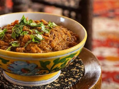 Receta fácil con 3 berenjenas: un untable especiado que combina humo y picante