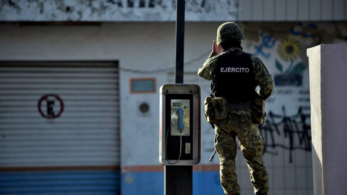 Un militar en labores de seguridad pública