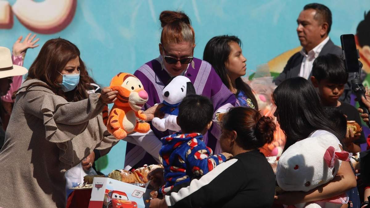Clara Brugada partió la Rosca de Reyes y repartió juguetes