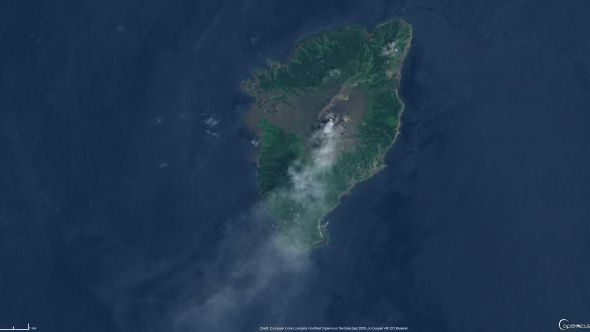 El volcán japonés Suwanosejima visto desde el espacio