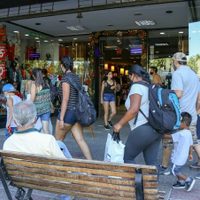 Compras navideñas: los neuquinos coparon el Bajo en busca de precios