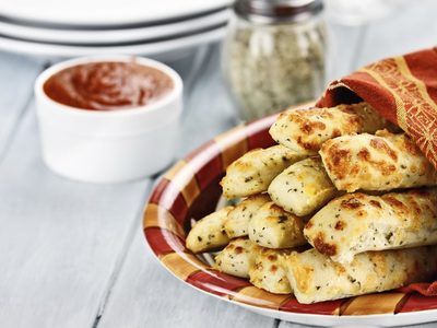 Talitas de queso y verdeo: acompañá la próxima picada con esta receta imperdible y súper crujiente