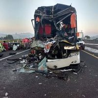 Al menos dos peregrinos muertos y 20 lesionados deja choque en la carretera Maravatío-Atlacomulco