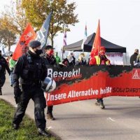 Medio millar de alemanes protestan contra el racismo al inicio de la convención anual del ultraderechista AfD