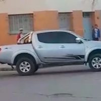 Robó una camioneta en pleno centro de Roca y arrastró a la dueña que quiso detenerlo