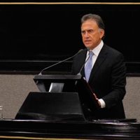 Yunes Linares comparece ante Congreso y se confronta con diputado del PRI y Morena