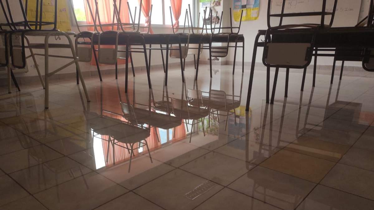 Las aulas del CPEM 9 con agua tras las tormentas. Fuente: (Facebook)