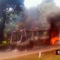 Normalistas queman 5 vehículos para exigir la liberación de sus 49 compañeros