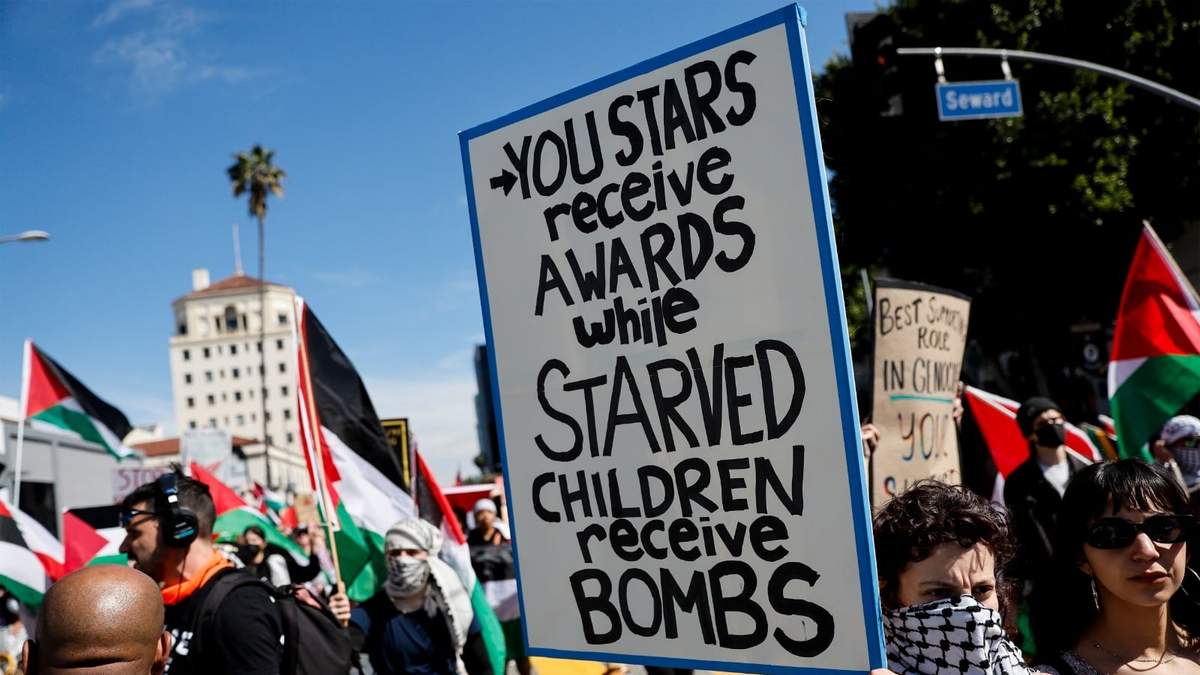 Personas se manifestaron en apoyo a los palestinos que piden un alto al fuego en Gaza, cerca del Teatro Dolby, donde se entregaron los Oscares