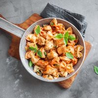 Fácil y económica, con esta receta de guiso de fideo moñito enamorás a cualquiera