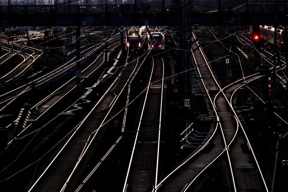 Dos trenes fotografiados en el exterior de la estación central de Fráncfort, Alemania, el 9 de enero de 2024