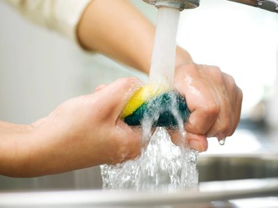Cuidá tu bolsillo: el truco facilísimo y económico para dejar tus esponjas de la cocina como nuevas