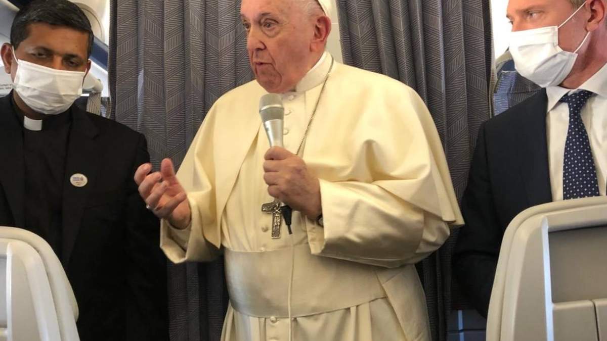 El Papa Francisco en el regreso de su viaje por Grecia