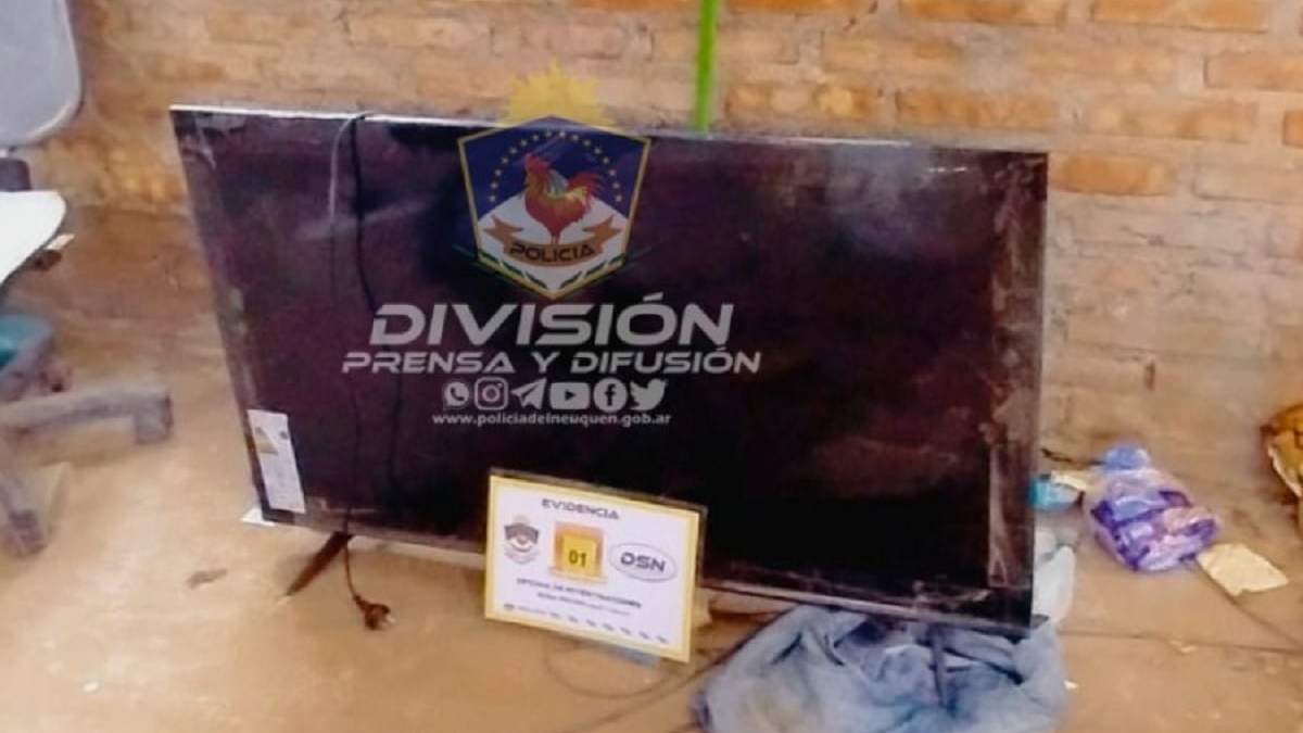 En una de las viviendas recuperaron un televisor robado. Fuente: (Policía Neuquén).
