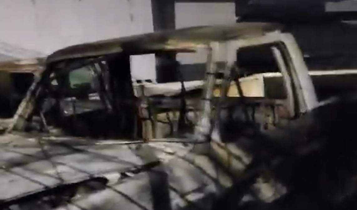 Uno de los vehículos incendiados en el lote en Uruapan