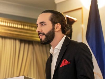 El presidente de El Salvador advierte que seguirá removiendo servidores públicos: "Se van. Todos"