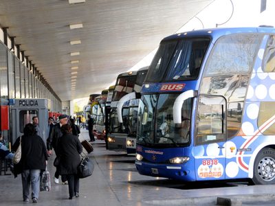 Varados en el país: habilitarían el transporte de larga distancia en algunas provincias