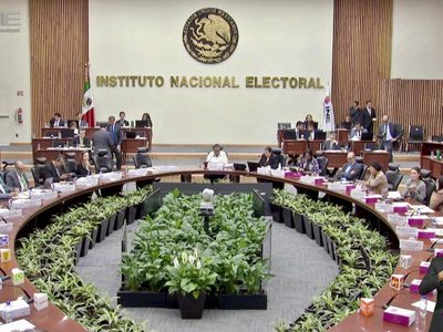 El INE rechaza indagar granjas de bots contra AMLO; carece de base legal, dice