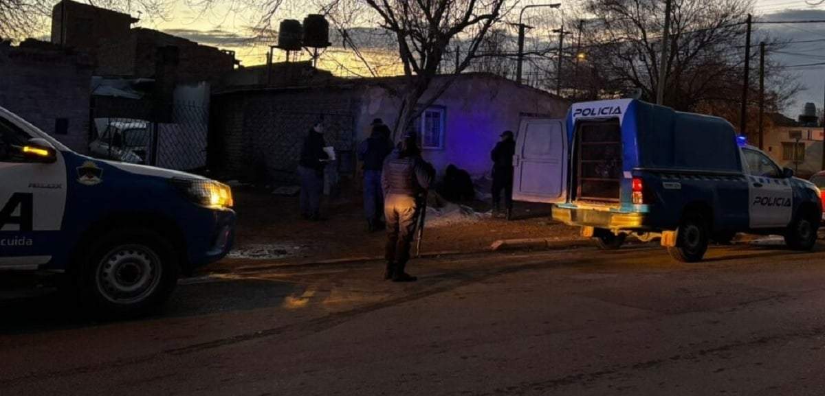 El allanamiento en el barrio Sarmiento comenzó pasadas las ocho de la mañana. Fuente (Centenario Digital)