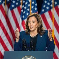 "Hay que elegir entre la libertad y el caos": Harris apunta a Trump en su primer mitin de campaña