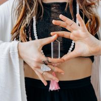 Horóscopo Negro: el amuleto que deberías llevar siempre encima según tu signo del Zodíaco para proteger tu energía