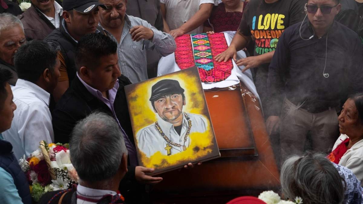 Ante miles de pobladores de diferentes regiones de Chiapas, México y otros países, familiares y amigos enterraron el cuerpo del Padre Marcelo