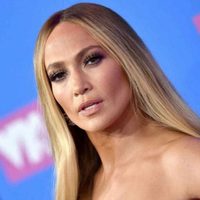 ¡Dios Mío! Jennifer López en vestidito se sentó en el borde pero dejó ver lo que nadie esperaba ¡Ojo