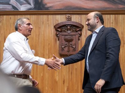 Adán Augusto López promete respeto a ideas políticas en la UdG y rinde homenaje a Raúl Padilla