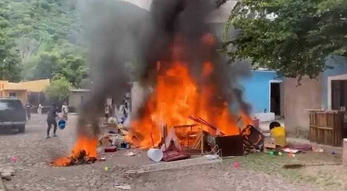 Una multitud sacó y prendió fuego a los muebles de la casa de una persona acusada de promover la violencia en la comunidad de Zacualpan, en Comala, Colima