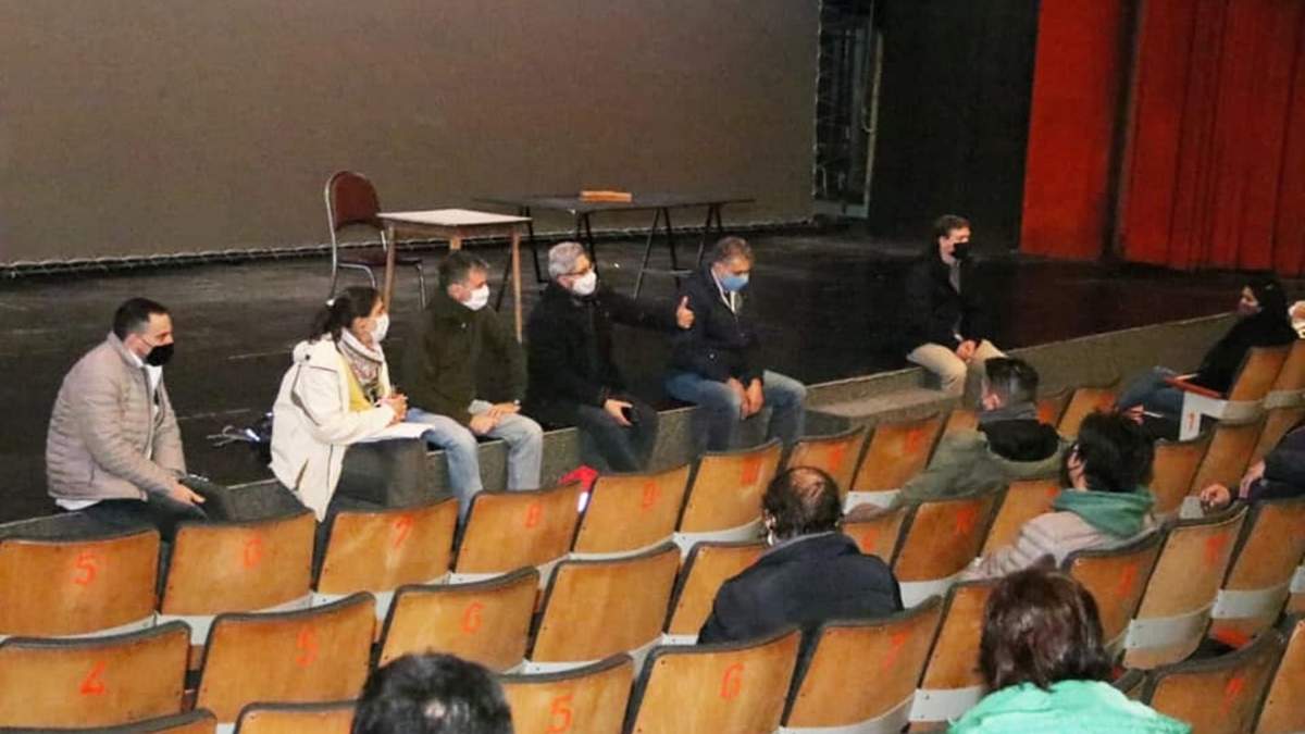 Profesionales médicos brindando la charla en Cine Teatro Municipal de Zapala. Fuente: (Twitter).