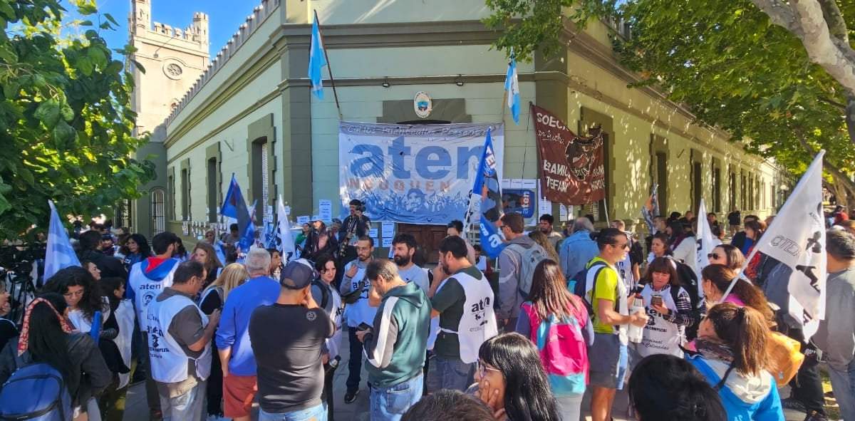 Docentes nucleados en ATEN en Casa de Gobierno. Fuente: (Minuto Neuquén)