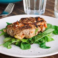 Probá esta hamburguesa de pavo con verduritas y almendras: una receta saludable y rápida para la cena