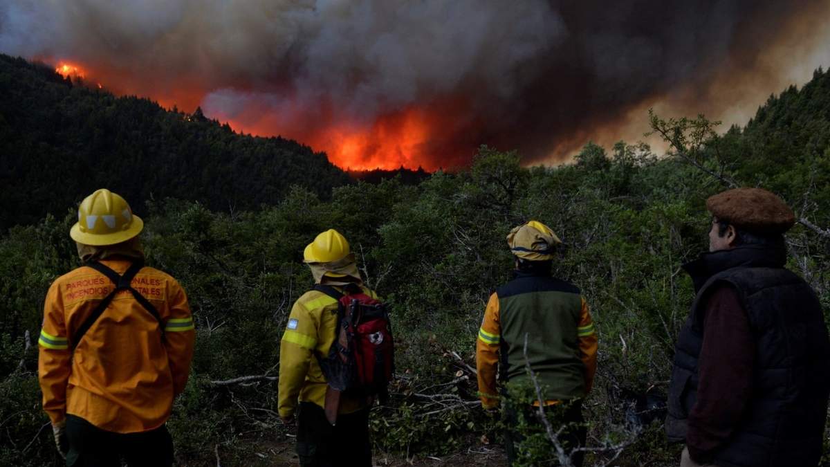 Incendio en el Complejo Lago Martín, al sur de Bariloche. Fuente: (Twitter)