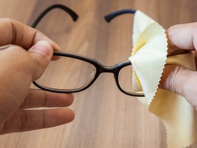 Trucazo: cómo evitar que se te empañen los vidrios de los anteojos con el barbijo puesto