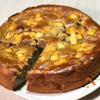 Con 1 banana y 1 manzana: prepará esta torta baja en calorías para una merienda sana y rica