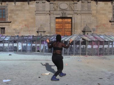 Feministas marchan en CDMX para exigir justicia por Victoria Salazar; se enfrentan con policías