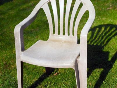 Con pocos ingredientes: el secreto de la abuela para limpiar las sillas plásticas y dejarlas como nuevas