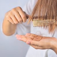 Aquí tenés la solución: la poderosa mascarilla para frenar la caída del cabello con 2 ingredientes de tu cocina