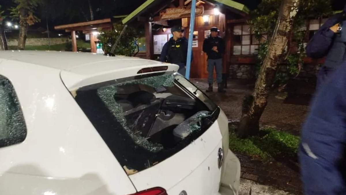 Un auto roto fuera del boliche Euphoria en Villa La Angostura
