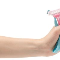Si tenés maquinitas de afeitar sin filo no las tires, mirá cómo podés recuperar un suéter viejo