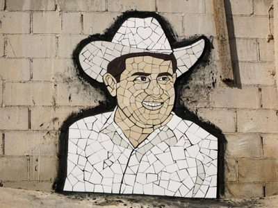 Colocan mural de Carlos Manzo frente a oficinas de la FGE en Mexicali