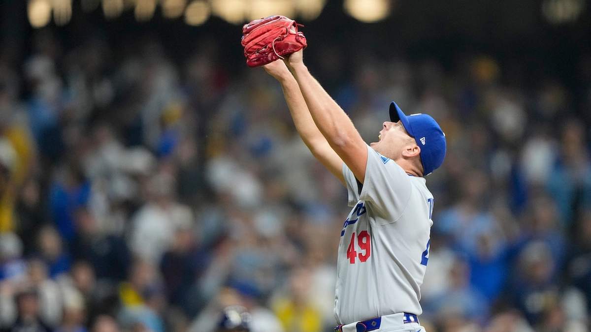 Blake Treinen, cerrador de los Dodgers de Los Ángeles, celebra la victoria