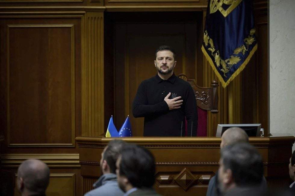En esta imagen proporcionada por el servicio de prensa del presidente de Ucrania el 16 de octubre de 2024, el presidente de Ucrania, Volodymyr Zelenskyy, escucha el himno nacional antes de su discurso en Verkhovna Rada en Kiev, Ucrania