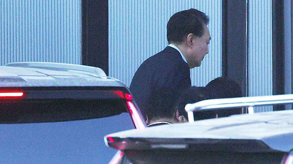 El presidente surcoreano Yoon Suk Yeol, quien se encuentra suspendido del cargo, llega a la Oficina de Investigación de Corrupción para Funcionarios de Alto Rango
