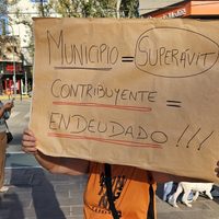 Masiva protesta frente al municipio neuquino por el fuerte incremento en las tasas municipales